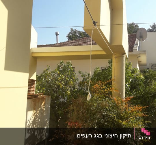 גג רעפים עם צינור מתכת ואנטנה